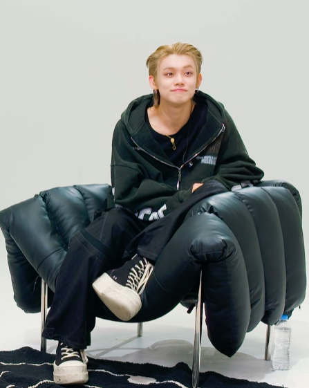 ally_chaaaan's tweet image. yeonjun going from sitting properly to curled up in a ball the more thirsty tweets he read is killing me like mans was FLUSTERED 🤣🤣🤣