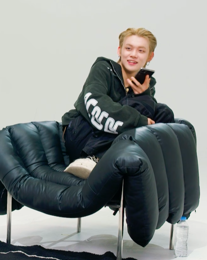 ally_chaaaan's tweet image. yeonjun going from sitting properly to curled up in a ball the more thirsty tweets he read is killing me like mans was FLUSTERED 🤣🤣🤣