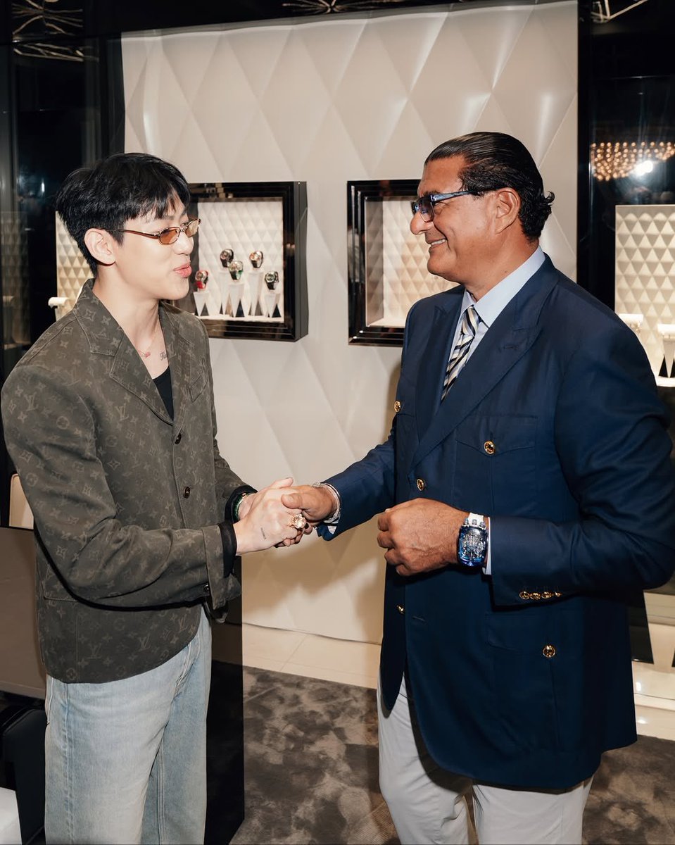 BamBamBooster's tweet image. 251127 | ©️ jacobandco’s IG Update 

Singapore, thank you for an unforgettable night.

#BamBamxJacobAndCoSG
#BamBamxJacobAndCo
#Jacobandco #BamBam @BamBam1A 
@_Jacobandco 

Together with our partners at @sincerefinewatches , we officially opened our first Jacob &amp;amp; Co. boutique in…