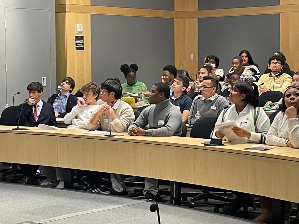 SuptCheng_CIOB's tweet image. Bronx Lab School students had an incredible day meeting innovator Neha Shukla and exploring the power of AI and coding. Building apps in PlayLab to uplift communities is exactly what future readiness looks like. #ComputerScience #FutureReady #NYCPublicSchools @bronxlab_school