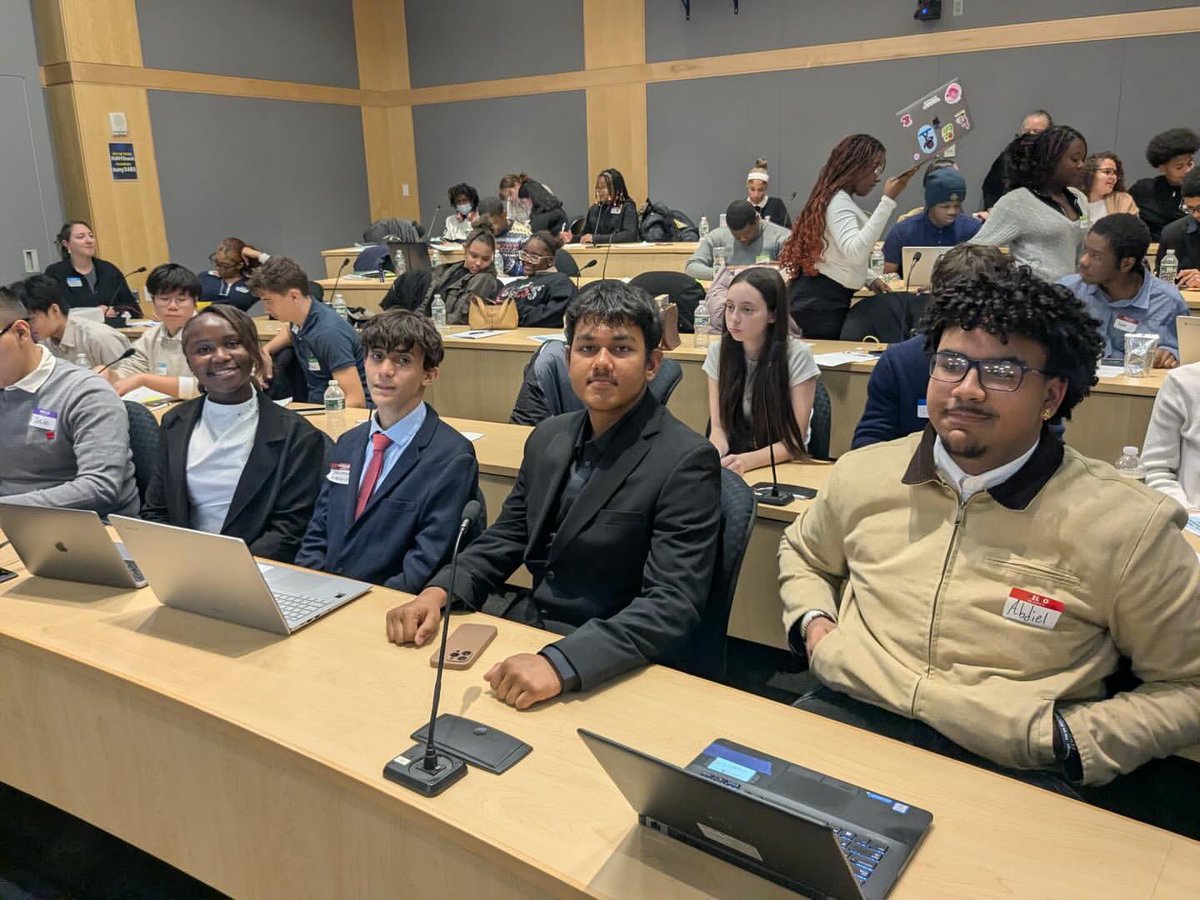 SuptCheng_CIOB's tweet image. Bronx Lab School students had an incredible day meeting innovator Neha Shukla and exploring the power of AI and coding. Building apps in PlayLab to uplift communities is exactly what future readiness looks like. #ComputerScience #FutureReady #NYCPublicSchools @bronxlab_school