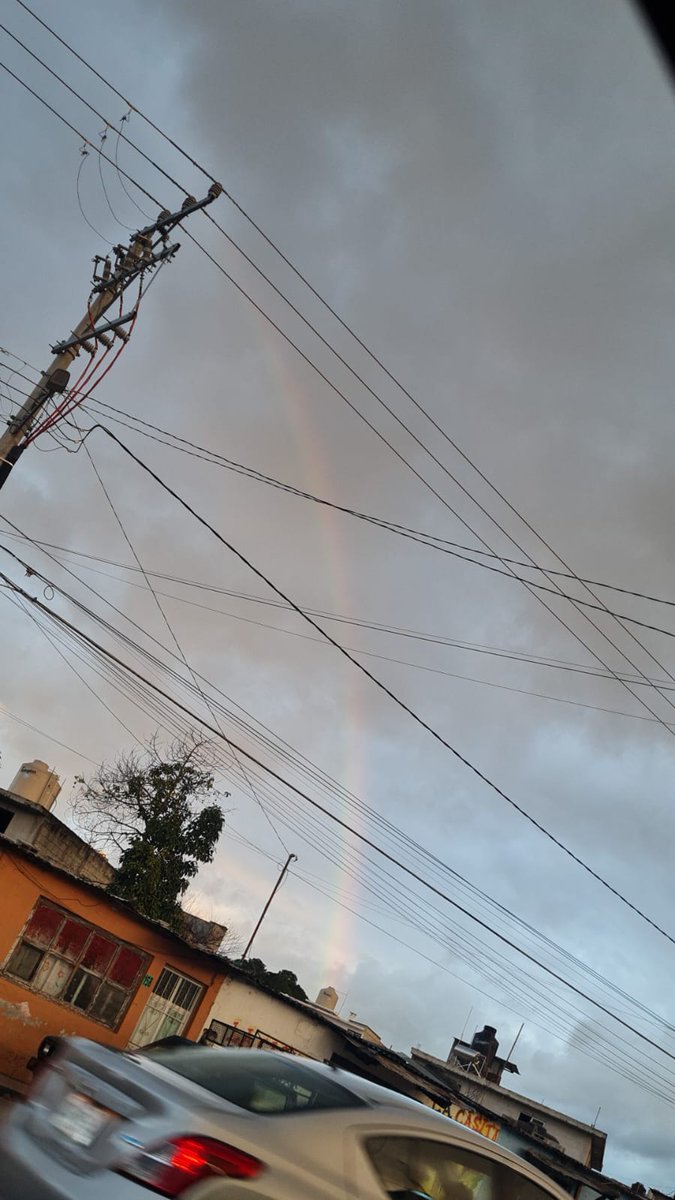 Un bello atardecer y un arcoiris hoy, 26 de noviembre de 2025, desde San Cristóbal de las Casas #Chiapas. Las fotos las comparte <a href="/NavarroLang/">LANG</a>