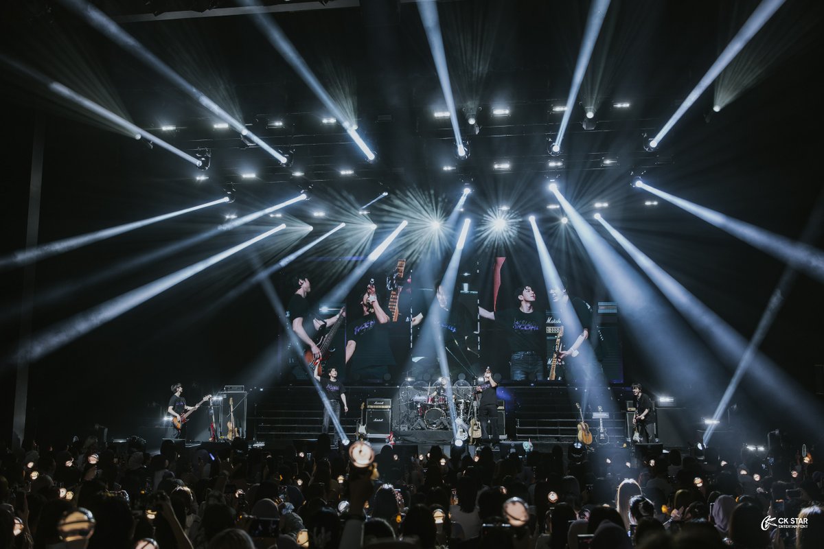 ckstarsg's tweet image. [𝗡𝗢𝗪 𝗕𝗢𝗔𝗥𝗗𝗜𝗡𝗚: 𝗡𝗙𝟮𝟯𝟭𝟭] 🛫

𝐍.𝐅𝐥𝐲𝐢𝐧𝐠 lifted us off the ground and brought us straight to the 𝙍𝙤𝙤𝙛𝙩𝙤𝙥 from the very first note ✈️
Under the 𝘽𝙡𝙪𝙚 𝙈𝙤𝙤𝙣, they taught us how to 𝙍𝙞𝙨𝙚 𝘼𝙜𝙖𝙞𝙣 🪽
Thank you N.Fia, for a night full off…