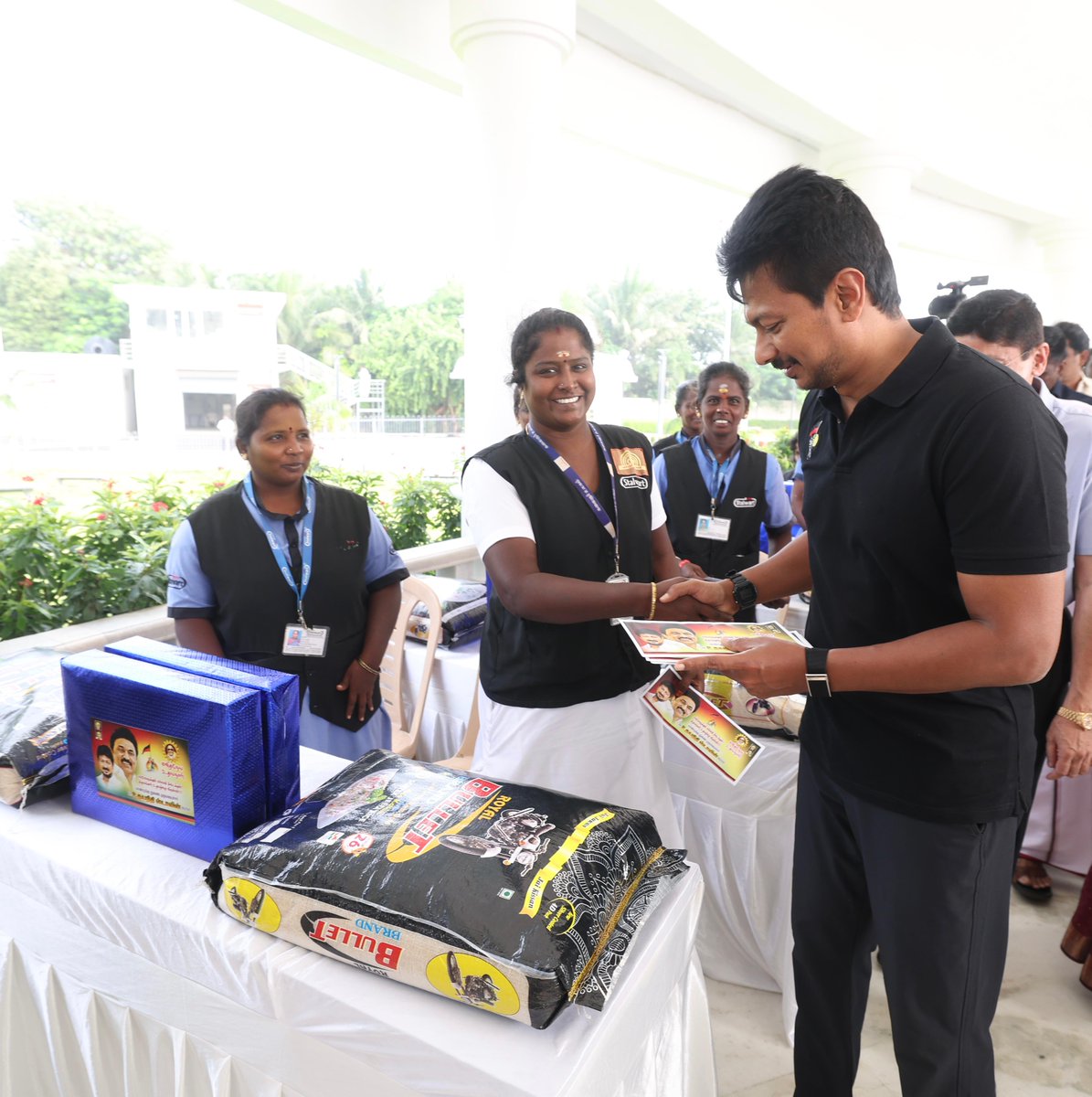 Udhaystalin's tweet image. நவீன தமிழ்நாட்டின் சிற்பி - நம் நெஞ்சமெல்லாம் நிறைந்திருக்கும்  முத்தமிழறிஞர் கலைஞர் அவர்களின் நினைவிடத்தில் நம் பிறந்த நாளையொட்டி மரியாதை செலுத்தினோம்.

அங்குள்ள பணியாளர்களுக்கு நலத்திட்டங்களை வழங்கி அவர்களின் வாழ்த்துகளைப் பெற்றுக் கொண்டோம்.

முத்தமிழறிஞர் கலைஞர் அவர்கள்…