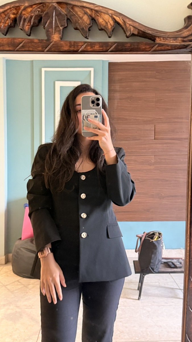 neha_basic's tweet image. Came to meet someone at the AirPort and gifting him a pair of mask! 😷😇🫣

#DelhiPollution #AQI