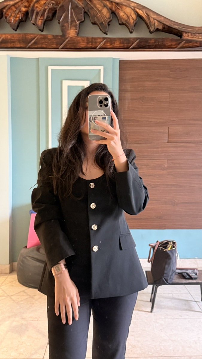 neha_basic's tweet image. Came to meet someone at the AirPort and gifting him a pair of mask! 😷😇🫣

#DelhiPollution #AQI