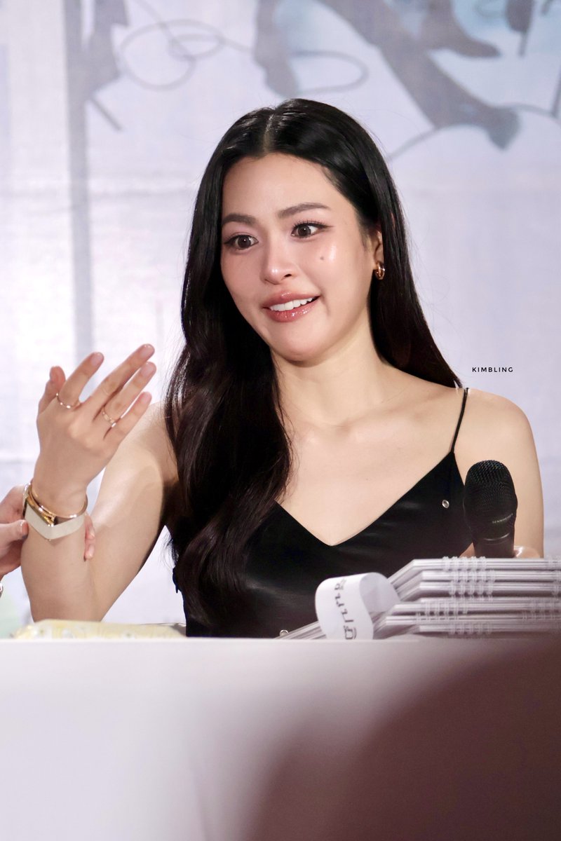 ฉันล่ะขำ คนน้องก็อุส่าเป็นห่วงคิดว่ามือพี่เป็นอะไร อ่อเป็นเมะบ๊องๆค่ะ🤣