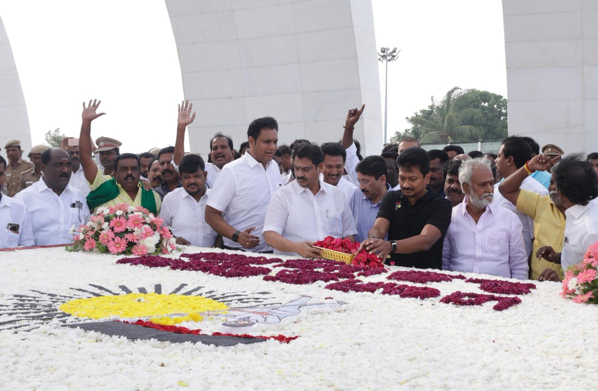 Udhaystalin's tweet image. நவீன தமிழ்நாட்டின் சிற்பி - நம் நெஞ்சமெல்லாம் நிறைந்திருக்கும்  முத்தமிழறிஞர் கலைஞர் அவர்களின் நினைவிடத்தில் நம் பிறந்த நாளையொட்டி மரியாதை செலுத்தினோம்.

அங்குள்ள பணியாளர்களுக்கு நலத்திட்டங்களை வழங்கி அவர்களின் வாழ்த்துகளைப் பெற்றுக் கொண்டோம்.

முத்தமிழறிஞர் கலைஞர் அவர்கள்…