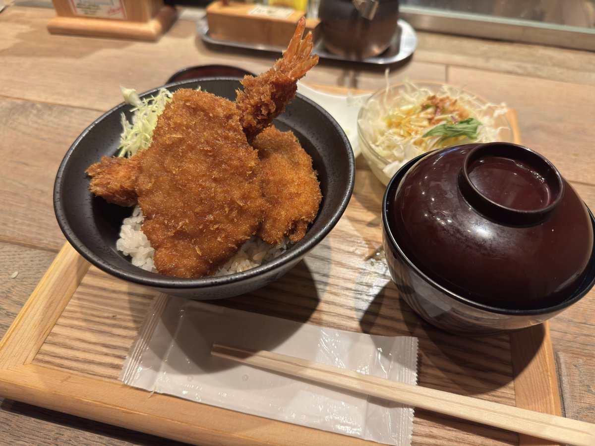RIE_1536's tweet photo. 新潟カツ丼 タレカツ 高倉六角店

初めて新潟カツ丼を食べた。
カツにとても甘酸っぱいタレが染みていておいしかった。
私は合い盛りを頼んだ。
またきたい。違う意味で驚いたのは、私以外のお客様は海外からのお客様だった！びっくり。日���の経済って海外で成り立っているんだなぁと実感。 https://t.co/hv5HajfcKU