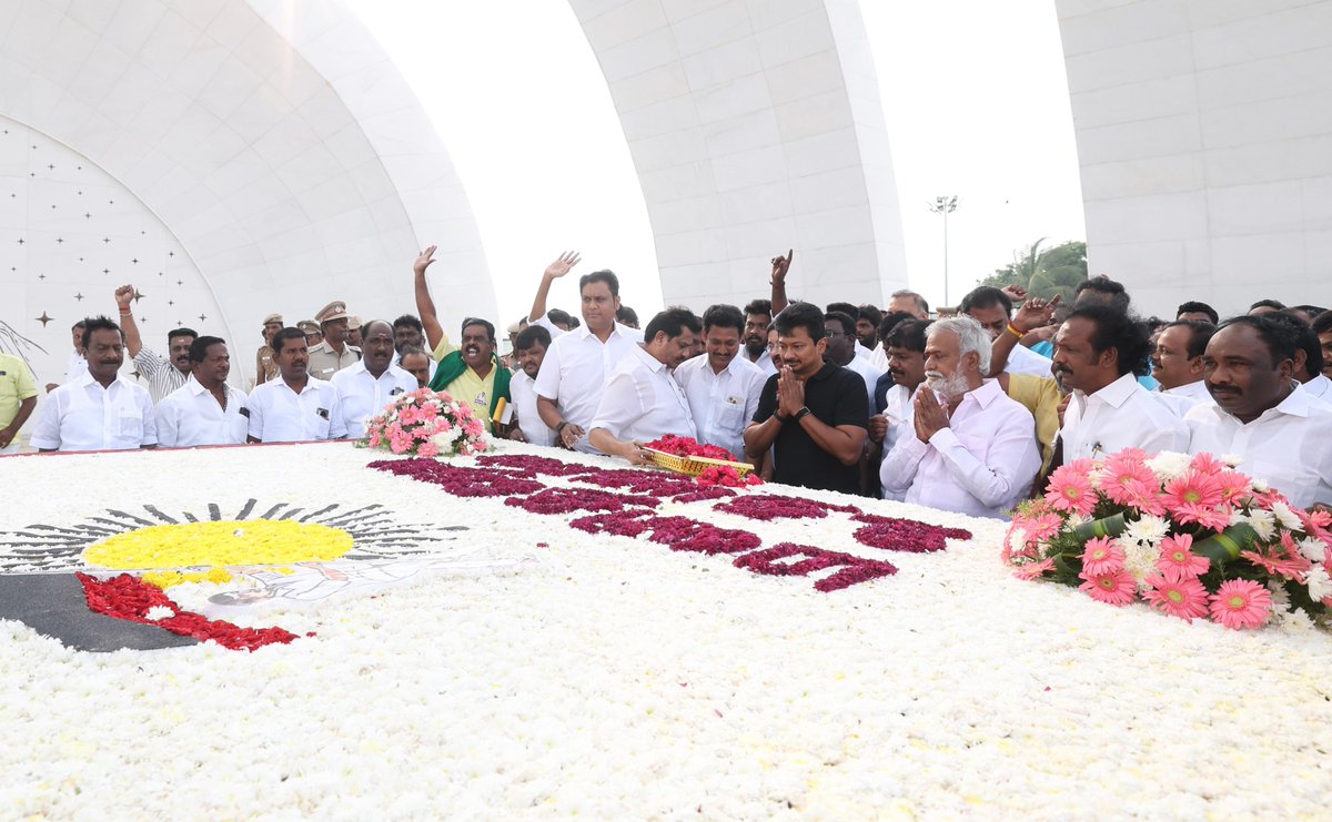 Udhaystalin's tweet image. நவீன தமிழ்நாட்டின் சிற்பி - நம் நெஞ்சமெல்லாம் நிறைந்திருக்கும்  முத்தமிழறிஞர் கலைஞர் அவர்களின் நினைவிடத்தில் நம் பிறந்த நாளையொட்டி மரியாதை செலுத்தினோம்.

அங்குள்ள பணியாளர்களுக்கு நலத்திட்டங்களை வழங்கி அவர்களின் வாழ்த்துகளைப் பெற்றுக் கொண்டோம்.

முத்தமிழறிஞர் கலைஞர் அவர்கள்…