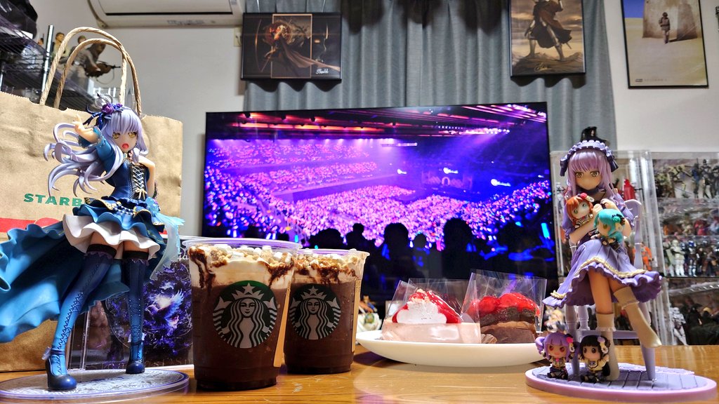 今日は❤️6月に❤️娘と❤️行った❤️Roseliaの❤️LIVEの❤️Blu-rayを❤️娘と❤️一緒に❤️見るために❤️朝から❤️爆速で❤️用事を❤️終わらせました❤️スタバの❤️スモアフラペチーノと❤️ケーキ❤️食べながら❤️楽しみます❤️