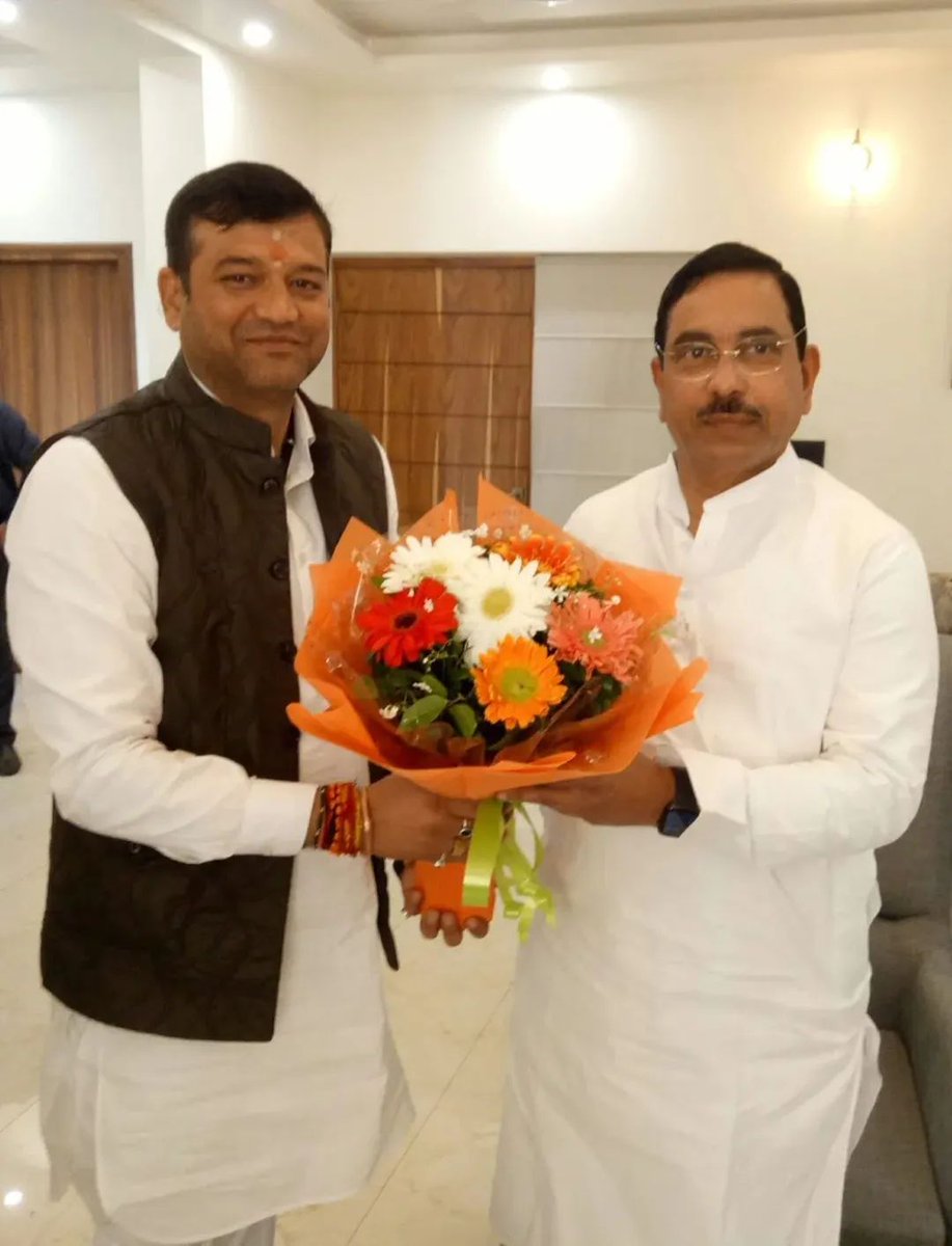 saurabhthaplial's tweet image. केंद्रीय मंत्री श्री @PralhadJoshiOfc
जी को जन्मदिन की हार्दिक बधाई।
जन-कल्याण और विकास के प्रति आपका निरंतर कार्य देश के लिए महत्वपूर्ण दिशा तय करता है।

भगवान आपको स्वस्थ, दीर्घायु और ऊर्जा से भरपूर रखें ताकि आप इसी तरह राष्ट्र सेवा में अग्रसर रहें।