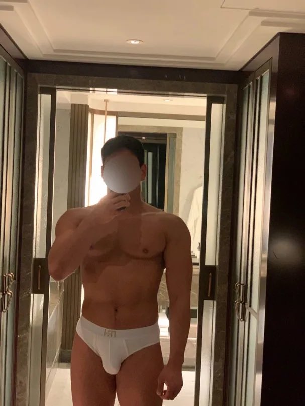 韓國人真的蠻會接吻的
也很會舔
身材管理也不錯
但臉就還好🥹