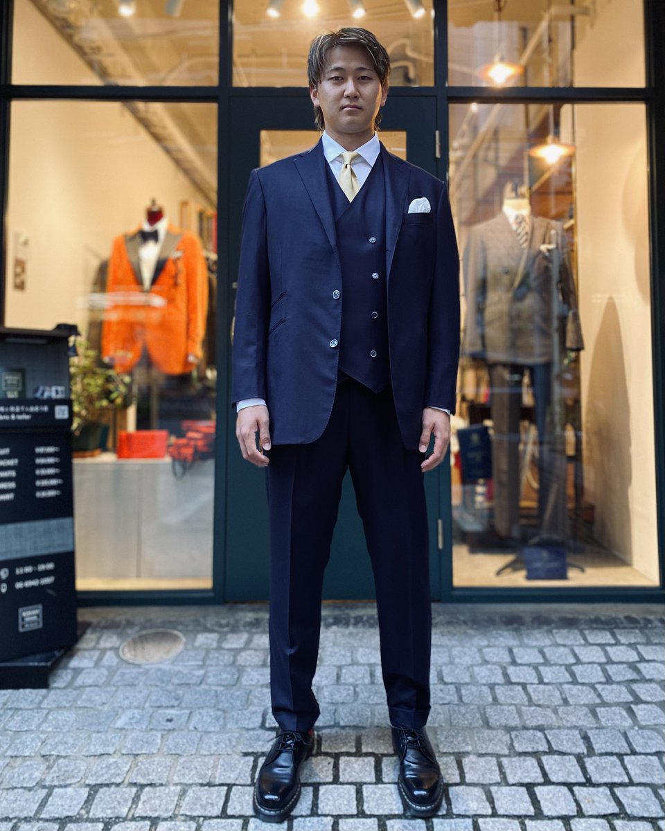 shimamachitter's tweet image. #三井ゴールデン・グラブ賞 の授賞式へ征く、#紅林弘太郎 さんの1着。
抜群の洋装感を併せ持つ仕立屋、島町洋服がご案内しました。
ご用命賜り、誠にありがとうございます。

真紅と蒼の魂をお洒落に込めたコーディネート、流石です。

紅林さん、ファンの皆様
おめでとうございます！

#Bs2025