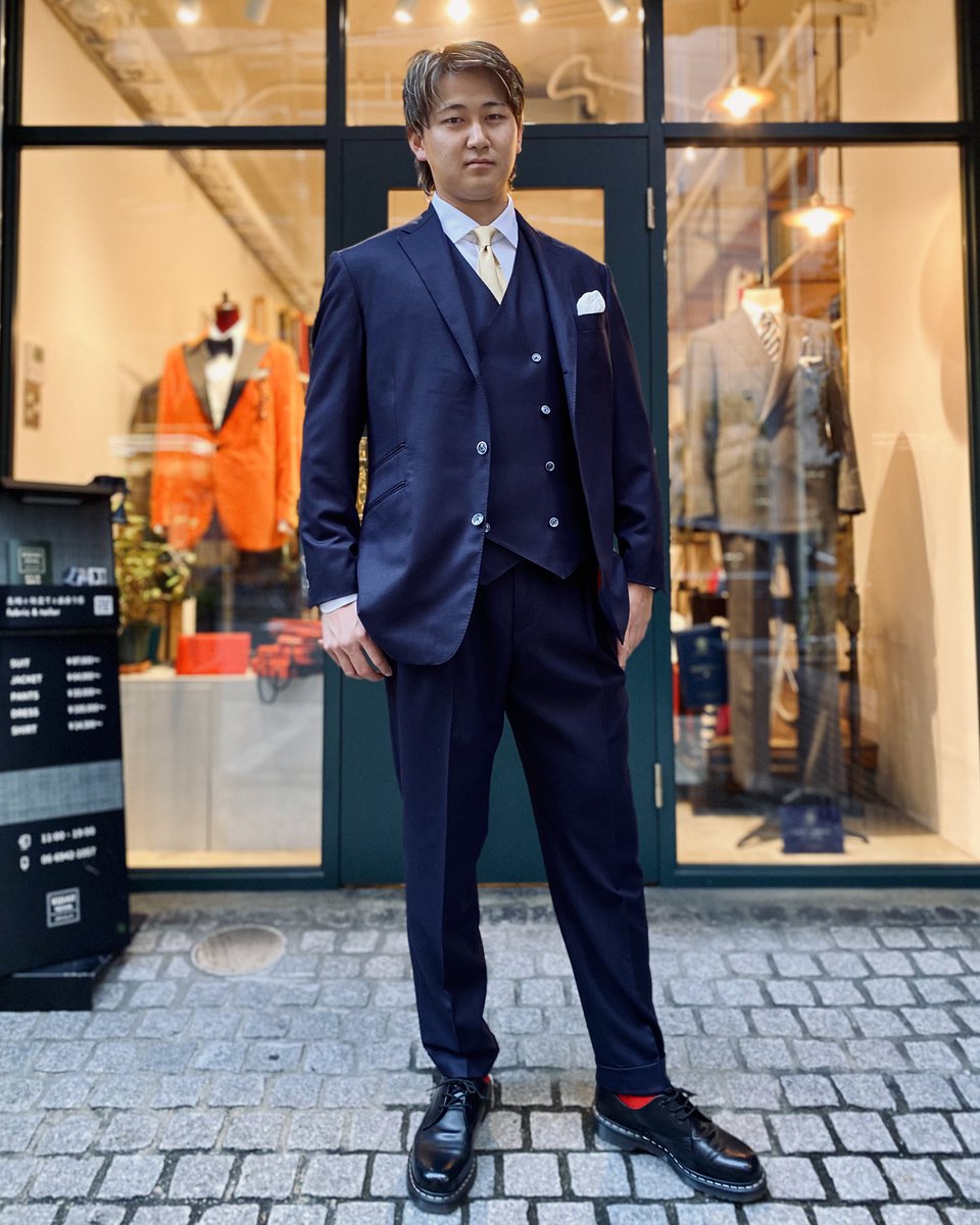 shimamachitter's tweet image. #三井ゴールデン・グラブ賞 の授賞式へ征く、#紅林弘太郎 さんの1着。
抜群の洋装感を併せ持つ仕立屋、島町洋服がご案内しました。
ご用命賜り、誠にありがとうございます。

真紅と蒼の魂をお洒落に込めたコーディネート、流石です。

紅林さん、ファンの皆様
おめでとうございます！

#Bs2025