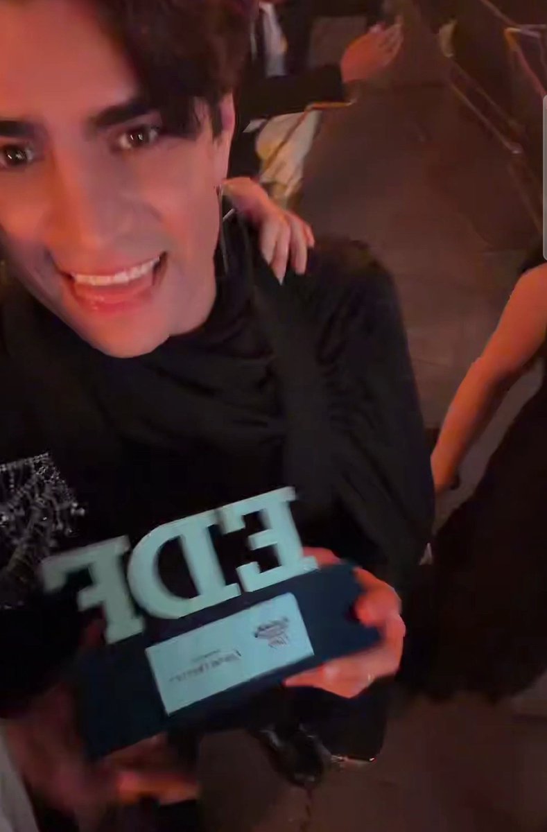 FanAccountSG's tweet image. Super feliz con su premio. 🥺

AARON MERCURY X ESTILODF