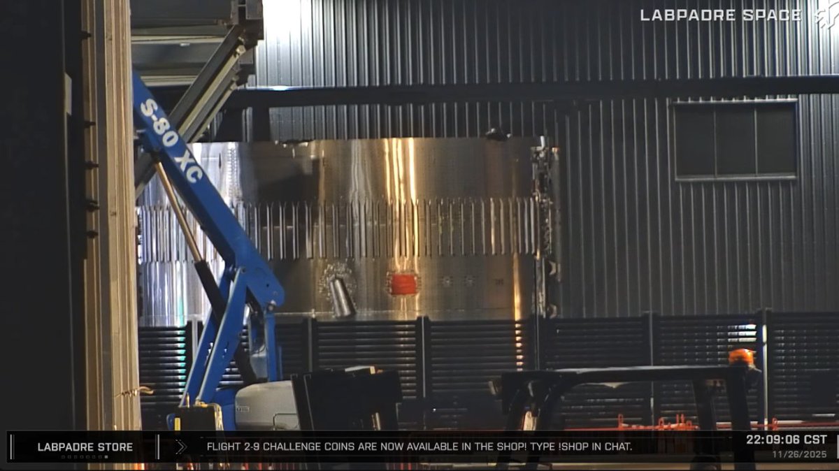 CSI_Starbase's tweet image. Booster 19 common dome preparing to be stacked onto the A2:4 section. It will be interesting to see if this booster is speed stacked.

Not speed stacked - meaning rushed - but less delays between each operation