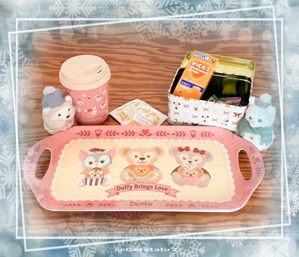 風邪を一緒に戦ってくれる大正製薬のヴィックスさんと日東紅茶の柚子ティーさん✨いつもありがとうございます！！こぼさないようにモフトレーに乗せて枕元😊✨