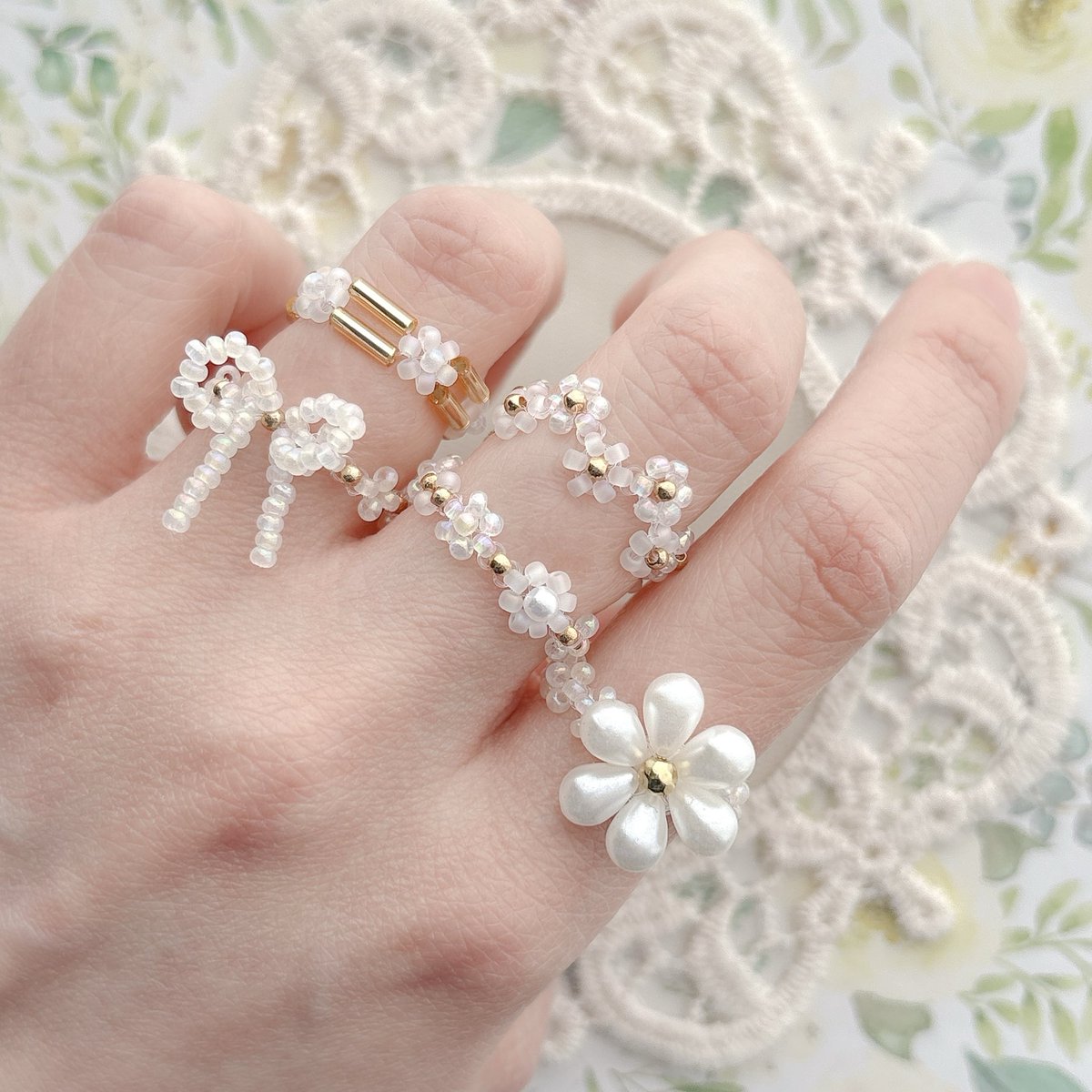 n_a_m_u_76's tweet image. flower and ribbon 🌼🎀

white🤍×gold💛

#Namu #handmade #beads #flower #ribbon #ring #beadaccessory