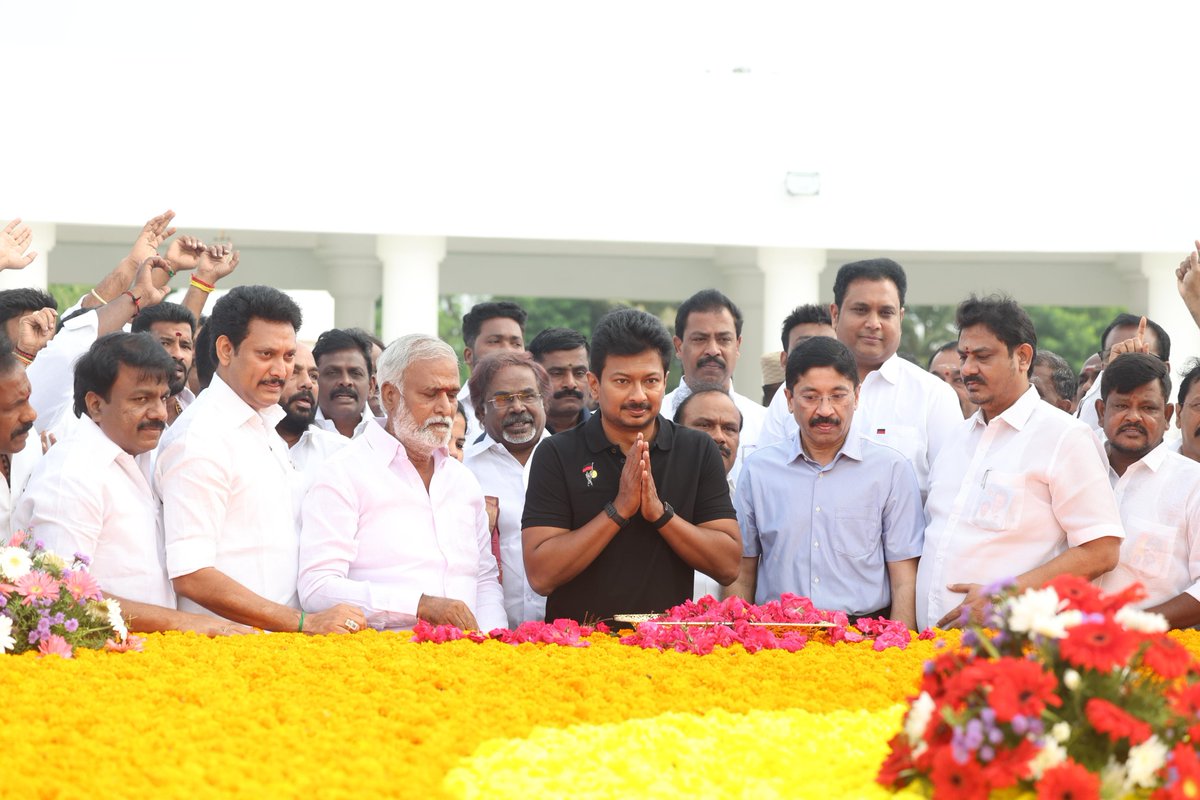 Udhaystalin's tweet image. ஆதிக்கவாதிகளிடம் குவிந்திருந்த அதிகாரத்தை சாமானிய மக்களிடம் கொண்டு சேர்த்த தமிழ்நாட்டின் தலைமகன் பேரறிஞர் அண்ணா அவர்களின் நினைவிடத்தில் நமது பிறந்த நாளில் மரியாதை செலுத்தினேன்.

பேரறிஞர் அண்ணா வழியில் கடமை, கண்ணியம், கட்டுப்பாடு காப்போம்!

மாநில உரிமைகளையும் - சமூக நீதியையும்…