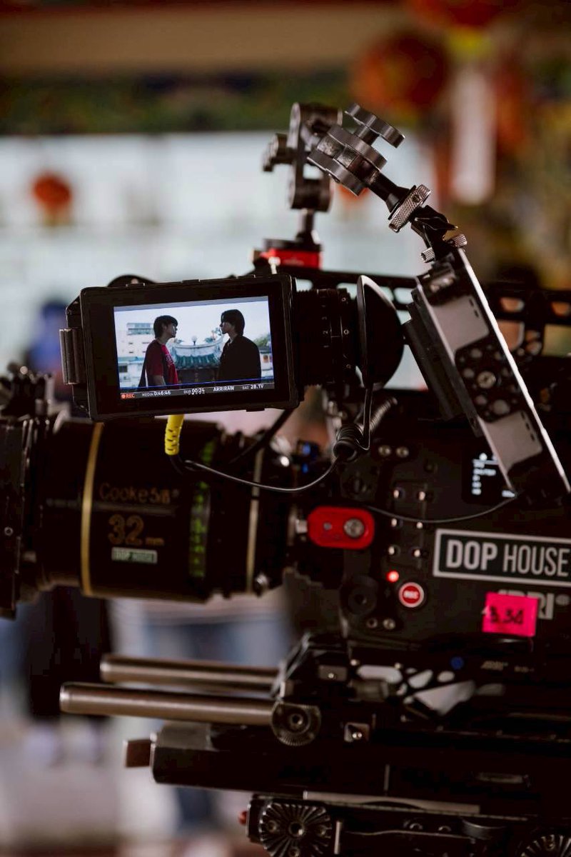 WUseriesGMMTV's tweet image. Q.4 มองอยู่ไกลๆ แบบนี้อยากรู้เลยว่าคุยอะไรกันน้าาา👀

#WUTheSeries
@skywongraveee @Hirunkit_