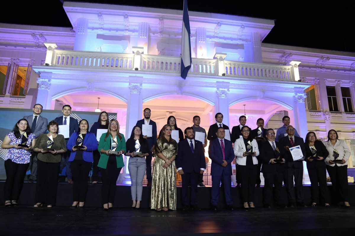 UnidadSindical_'s tweet image. Este día, el Ministerio de Trabajo, bajo la dirección del Ministro @RolandoCastroSv, llevó a cabo el Premio Nacional al Trabajo Decente.

El Ministro destacó que este reconocimiento demuestra el compromiso del país con ambientes laborales más humanos y dignos.

 Además será…