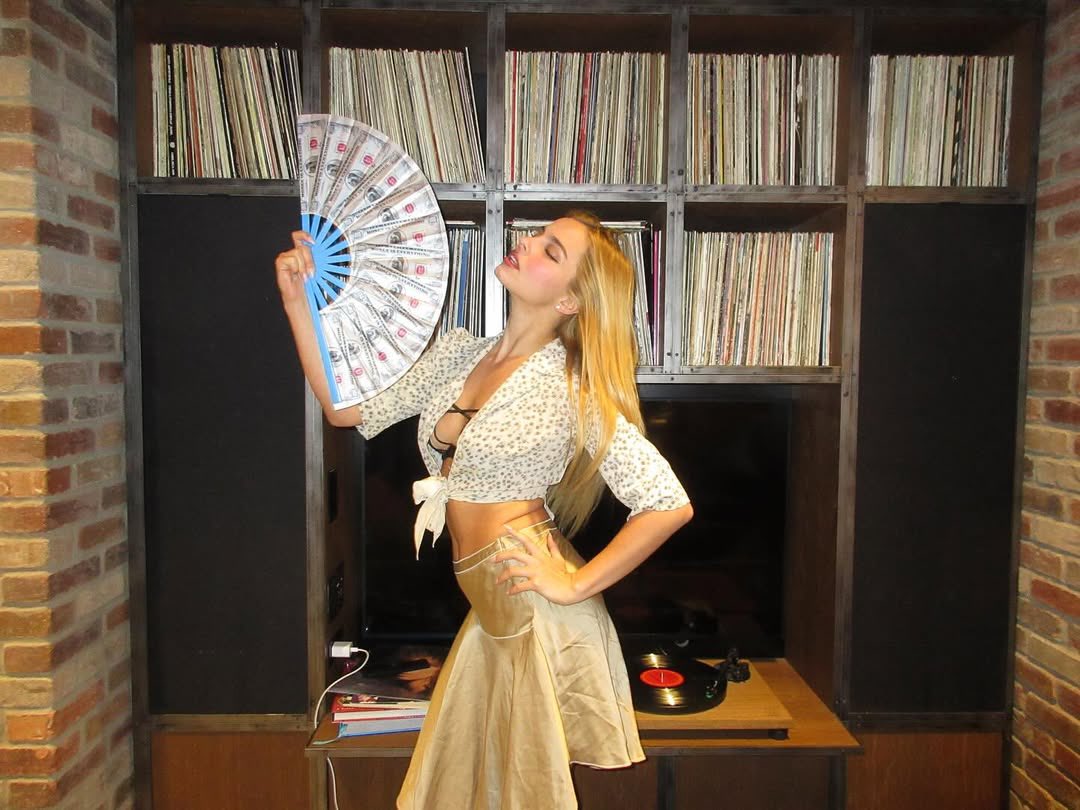 AccessAddison's tweet image. DID YOU KNOW?

The spoken word intro AND outro of Addison Rae’s ‘Money Is Everything’ was fully improvised!

+ The panning effect in the outro was due to Addison spinning around when recording💵