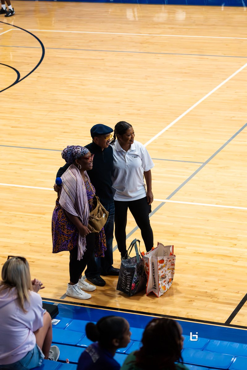 🦃 <a href="/RcsSports/">Jim Hicks</a> 🦃 

📸 : #PlugFlixx 

📟 <a href="/djones8301/">Doug Jones</a> 📟 

#HoopsGivingClassic