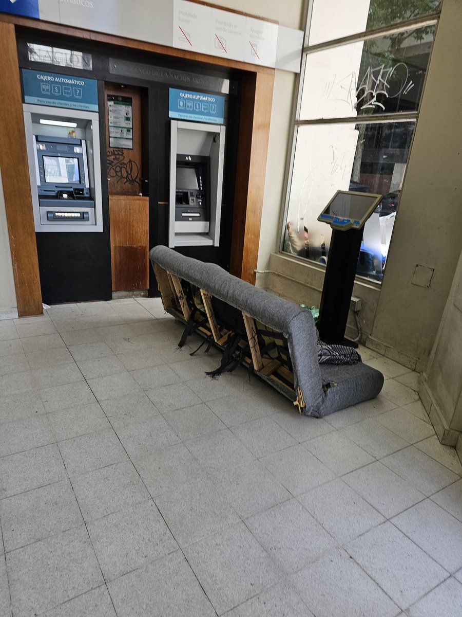 CHAMULLEROS's tweet photo. @RAMIROMARRA Banco nacion de av. Corrientes y acogedor... caba... hasta un sillón meten dentro de los bancos... nadie hace nada https://t.co/CY0MlZz4V2