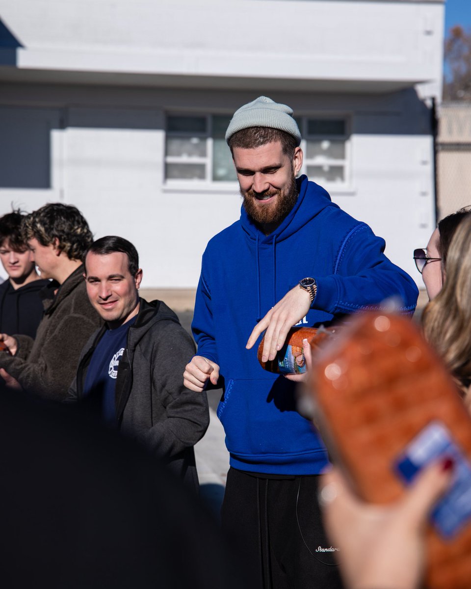 utahjazz's tweet image. Svi went ham 🍖🍴

Yesterday, with the help of Davis EducationFoundation and Mercedes-Benz Farmington, @Sviat_10 donated 300 hams to local high schools’ teen center food pantries for families ahead of the holiday season ❤️

#TakeNote | #CommunityObsessed