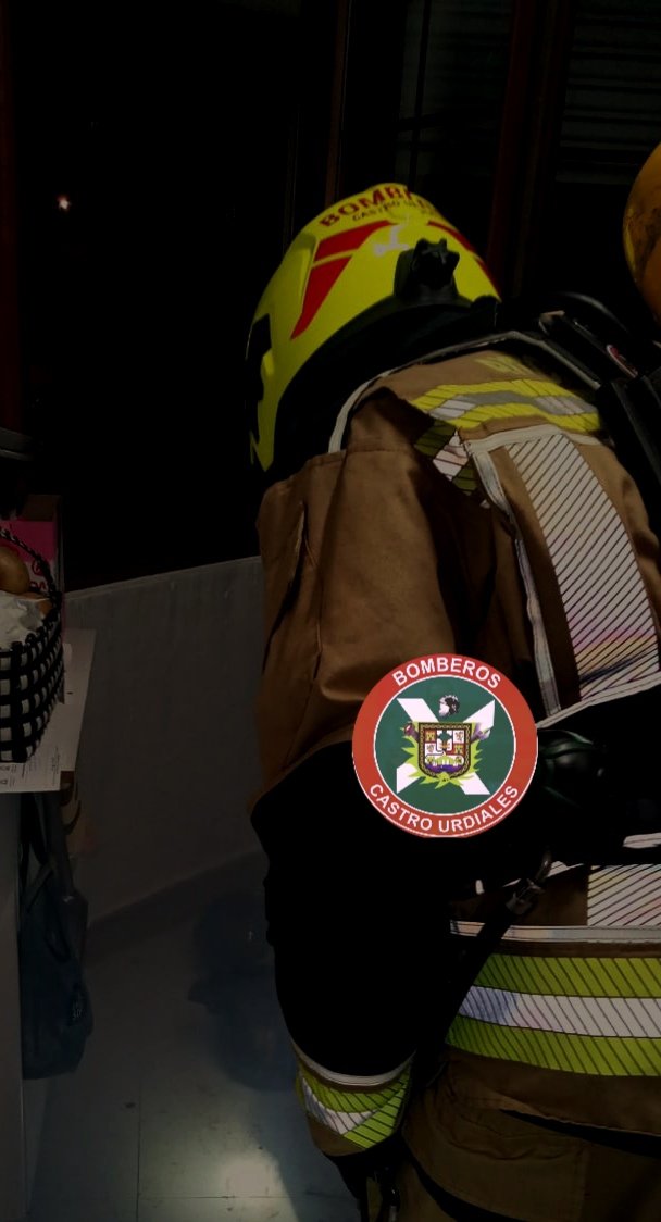 Aviso del <a href="/112Cantabria/">112 Cantabria</a> por incendio en cocina. Movilizado #Bomberos. Tres personas atendidas en el lugar por inhalación de humo.