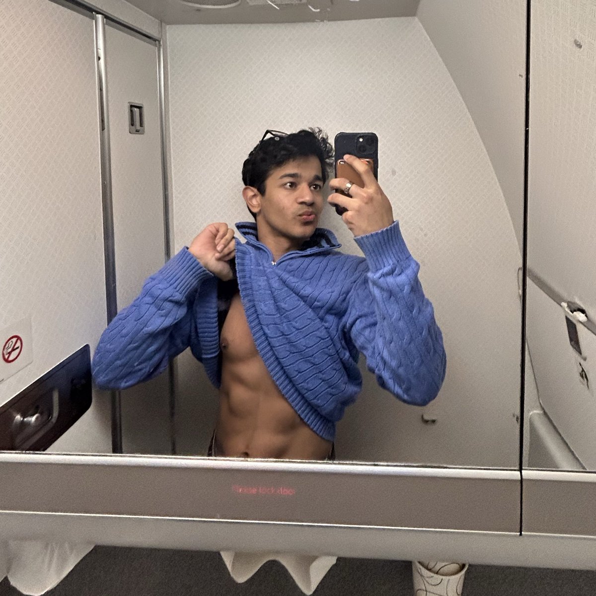 youryashcrush's tweet image. airplane bathroom selfie en route to being stuffed by turkey dinner! ✈️🦃🦃🦃🦃