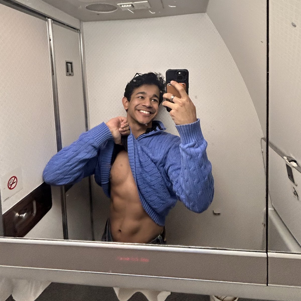 youryashcrush's tweet image. airplane bathroom selfie en route to being stuffed by turkey dinner! ✈️🦃🦃🦃🦃