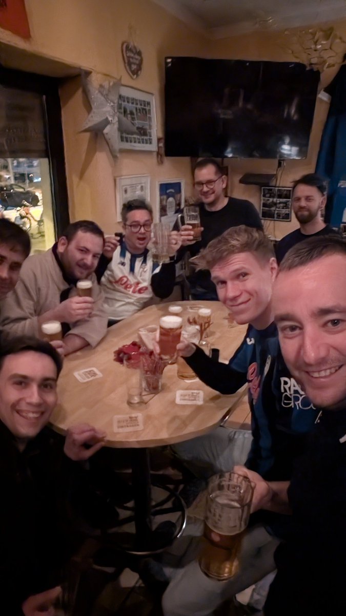 Faughnan12's tweet photo. K17 bar in Frankfurt was some experience. So many nationalities in one picture, all there to support Atalanta 💙🖤

Pleasure to meet @atalanta_vegas who was over for his first Atalanta game since the 80's 😳
So glad he got that win 😄
🏴󠁧󠁢󠁳󠁣󠁴󠁿🇩🇪🇺🇸🇨🇭(All supporting a team from 🇮🇹😂💙🖤) https://t.co/JAQA9l8sHP