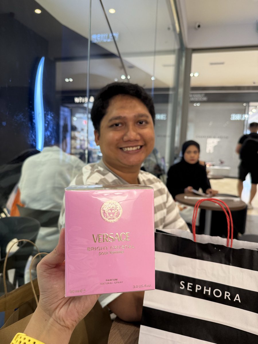 claristhaa's tweet photo. My husband bought me my dream parfum at our 5th anniversary . 

Dari masi pacaran dia suka blg “nanti ak beliin km parfum itu” dan kyaaaa pas jalan2 dapat good deal EDP 🥹 terharuuu. Love you maksimal! Banyak2 rezeki nya sayangku. 

Funfact:parfum seri ini sempet lama ga ada hihi https://t.co/INvxzkUYcV