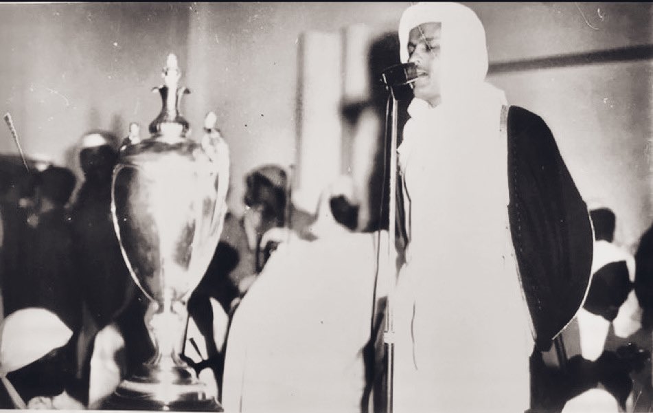 صوره عمرها 63 عاماً  شاهدة للتاريخ  أن #الهلال  أول نادي في العاصمة #الرياض يقيم احتفاليه بمناسبة تحقيقه لبطولة كبرى عندما توج بطلاً لكأسي الملك وولي العهد في موسم واحد وكان ذلك عام 1384هـ (1964م) حين أقام الاحتفال مؤسس النادي ورئيسه آنذك الشيخ #عبدالرحمن_بن_سعيد رحمه الله في مقر