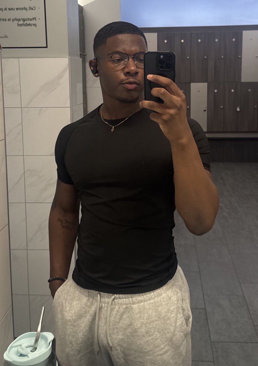 Cut, fine, and in the gym. All my problems are solved rn.🙂‍↕️