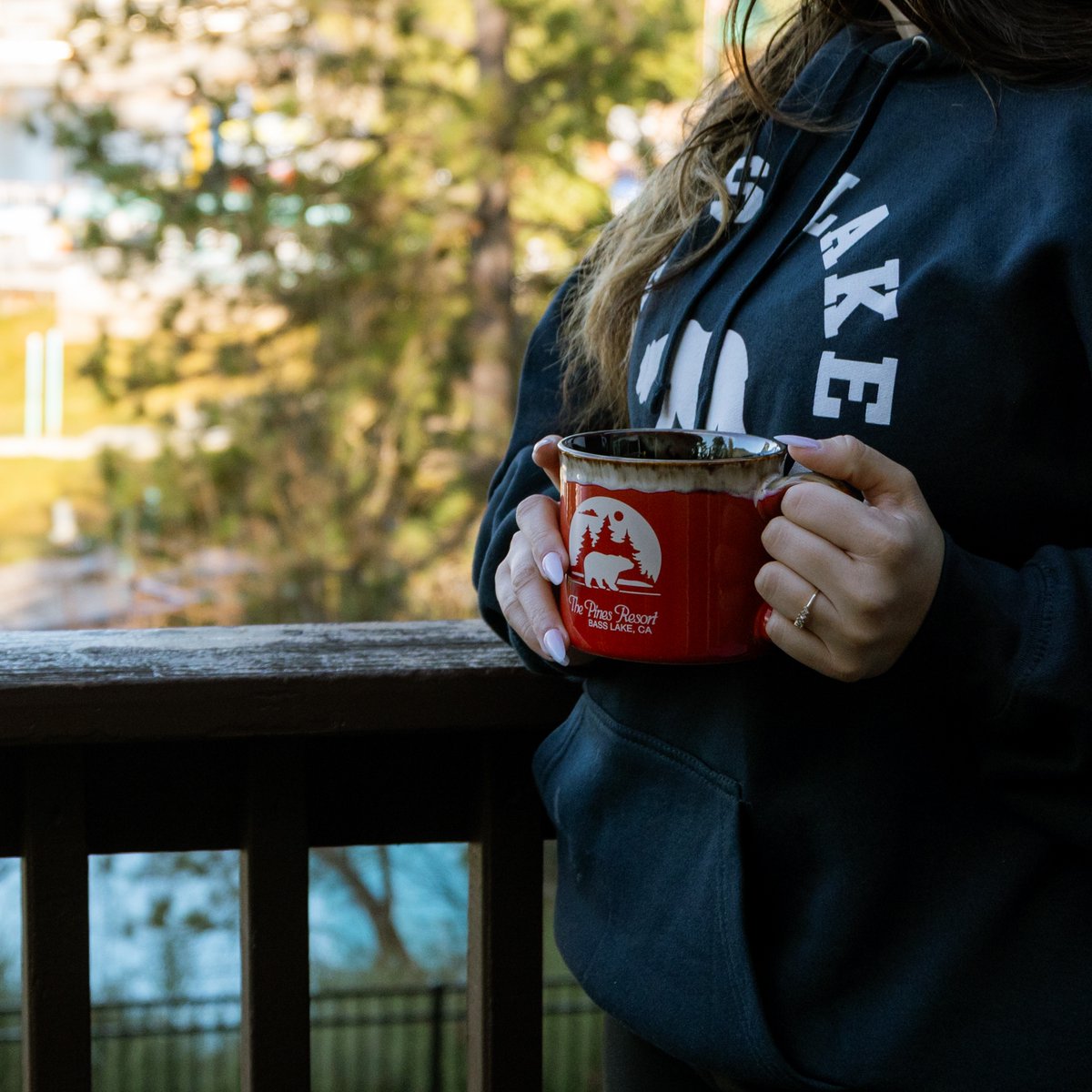 Warm drink, cool air, and a great view☕️✨
.
.
.

 #yosemite #basslake #california #vacation #travel #resort #food