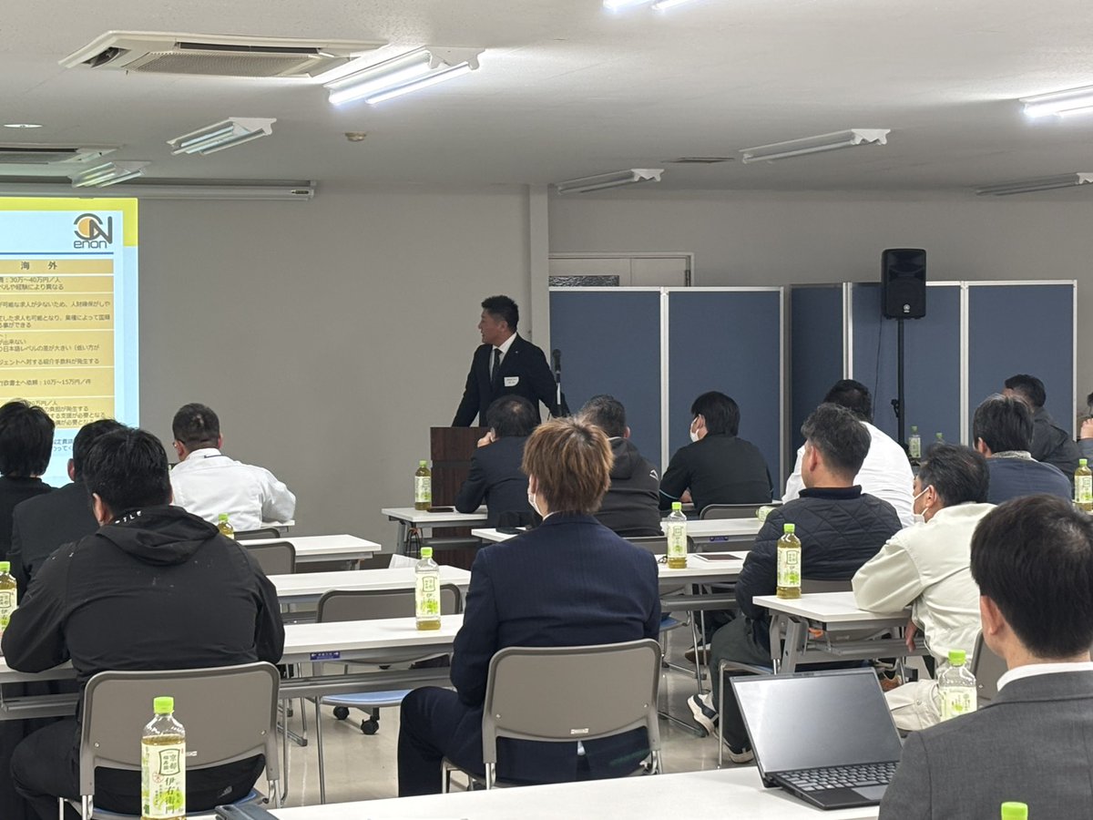hide1362's tweet photo. 本日、ビルクリーニングや設備をメインに事業を行われている企業様主催の勉強会に参加させて頂き、特定技能についてのセミナーを担当させて頂きました。

30社ほどの企業様が集まられている中、活用されているのは２社～３社、初めて特定技能を知る方もおり、まだまだ広がりがあると感じる登壇でした。 https://t.co/H2eb7tcUas