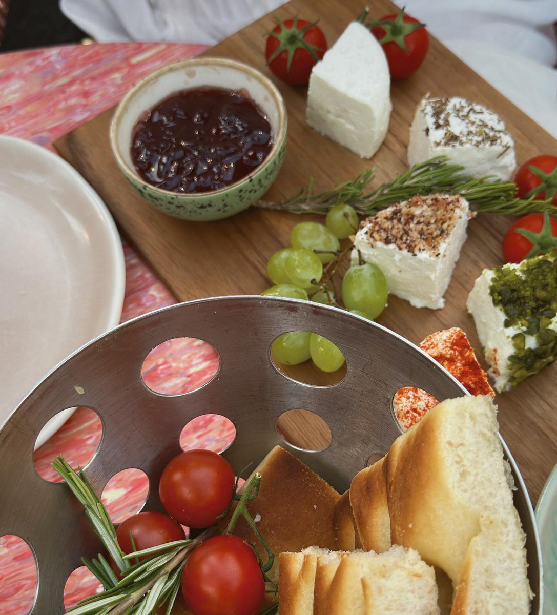 _LillianFoster's tweet image. A little afternoon bite to recharge—simple, fresh, and exactly what I needed. 🧀✨
#FreshAndSimple #SnackBreak