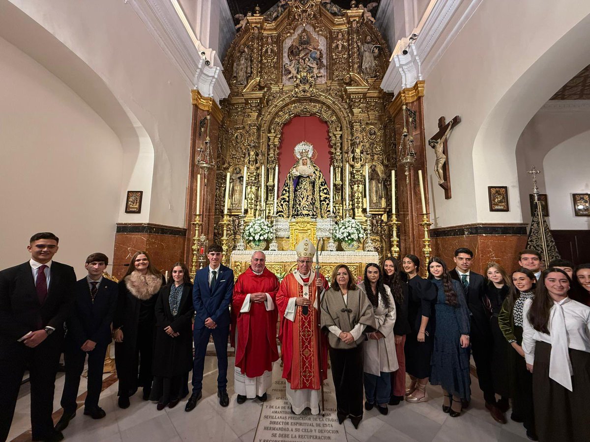 En la Capilla de los Marineros, de #Triana, #Sevilla, 37 jóvenes han recibido el sacramento de la Confirmación. Que la fuerza del Espíritu Santo renueve vuestra vida para ser testigos de Jesucristo. Nuestra Señora de la Esperanza os guía en el camino. <a href="/EspDeTriana/">Esperanza de Triana</a>