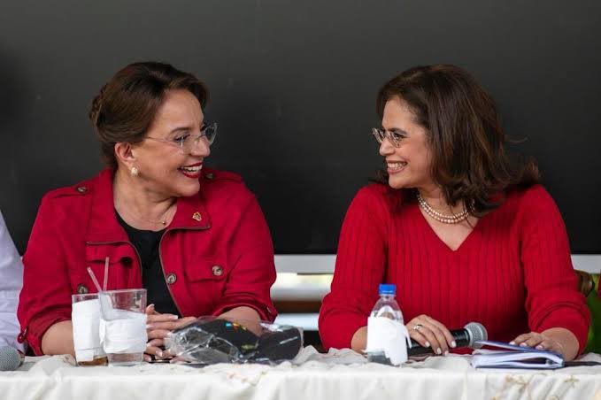 abrahamendieta's tweet image. 🇭🇳 | Honduras está a las puertas de hacer historia: por primera vez en América Latina una mujer, @XiomaraCastroZ, entregará la Presidencia de la República a otra mujer, @riximga.

¡Vamos, Honduras, tierra heroica de Lempira: ni un paso atrás frente a golpistas e imperialistas! ❤️