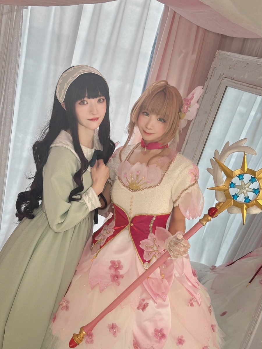 rionsakura's tweet image. おはようございます、CLAMP展のちょっと大人っぽいドレスのさくらちゃんと知世ちゃん🌸

🪡@atelierspana 
#毎日さくらちゃん (341日目)