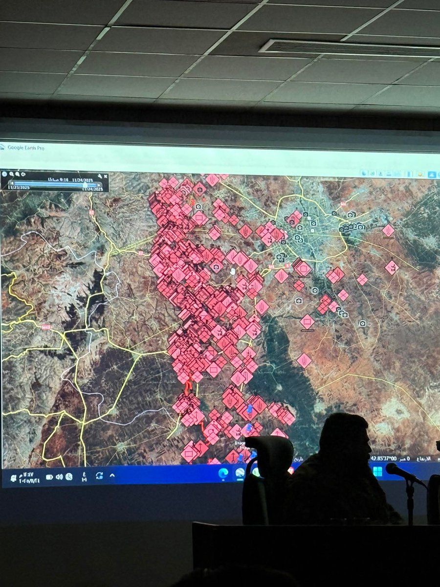 sarinredeyes's tweet image. #ردع_العدوان 
ينشر لأول مرة من غرف العمليات
 
النقاط الدفاعية للعدو و التحصينات الفاصلة بين ادلب غربا و حلب شرقا .

توزعت النقاط على ثلاث خطوط دفاعية بقطاع 60 كم .
تشمل قوات النخبة إيرانية و روسية و سورية بتعداد 30 الف جندي و 3 مطارات اسناد جوي طحنت جميعها بفضل الله.