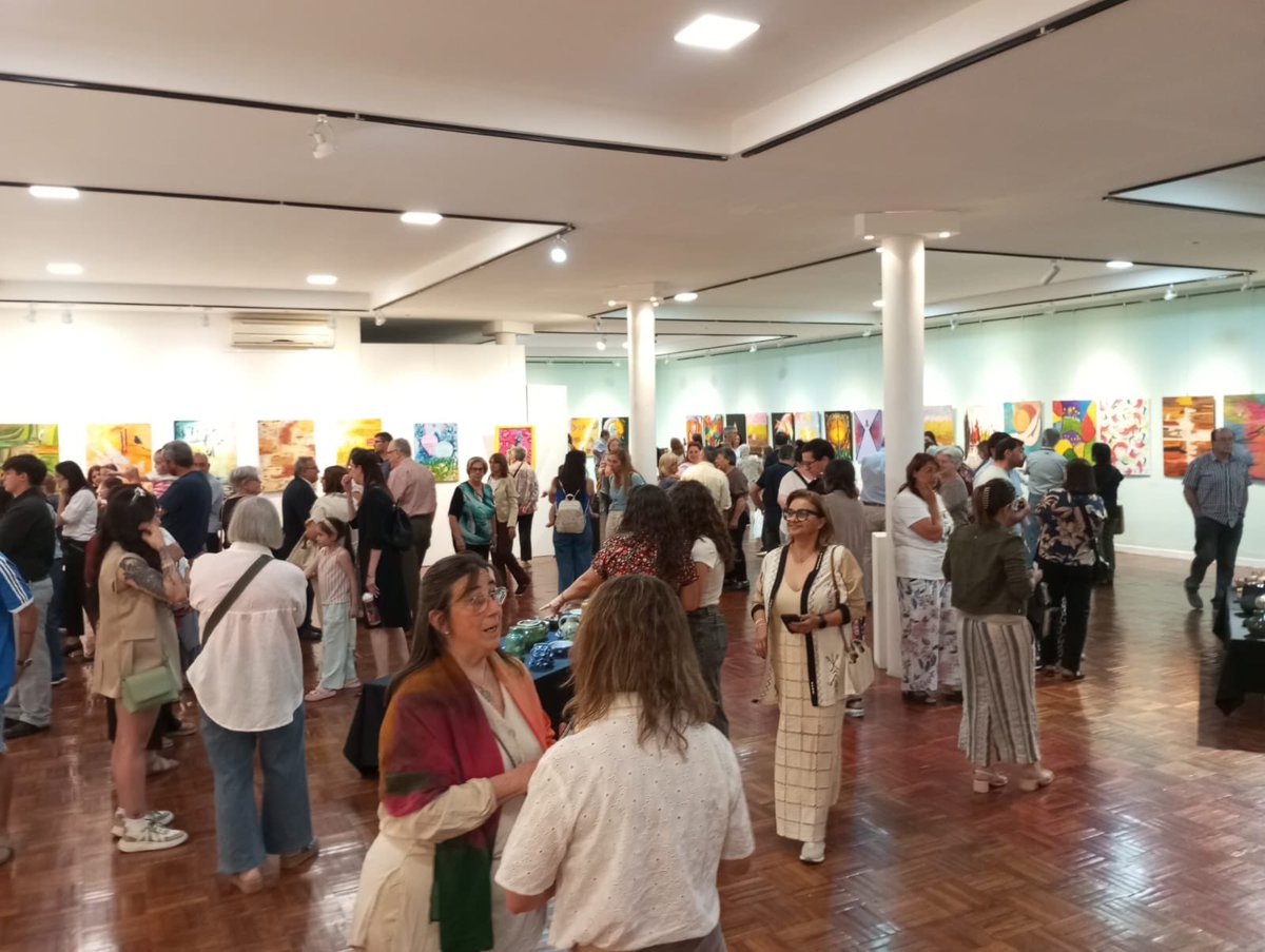 FloridaIDF's tweet photo. Con un gran numero de asistentes se desarrolla en el MAVEA la muestra de trabajos y cierre de los cursos 2025 de cerámica a cargo de la Prof. Janet Cabrera y de Oleo y Pintura del Prof. Roberto Cadenas. https://t.co/3NCjSK2hRR