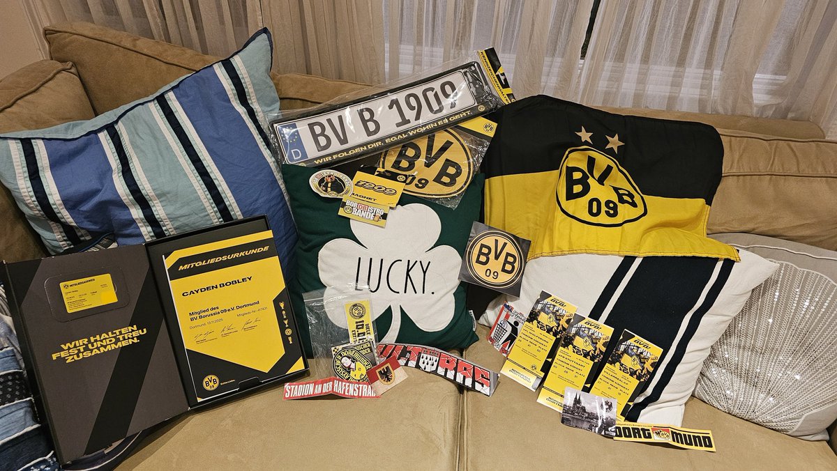 CbobicusBVB's tweet image. Full merch and sticker haul from my second trip to Dortmund!