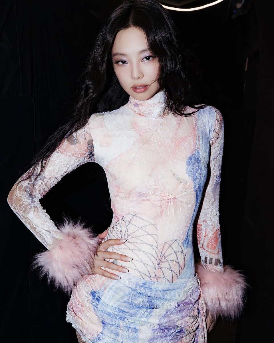 jenniescharts's tweet image. JENNIE becomes the first K-pop soloist to have 4 RIAA certified songs 

One Of The Girls (Platinum)
like JENNIE (Gold) 
Mantra (Gold) 
ExtraL (Gold)