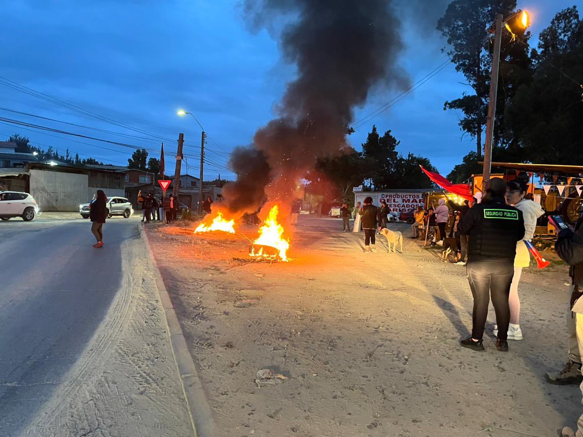 TVCONTIVISION's tweet image. #Constitución// familiares de pescadores desaparecidos, tras incidente entre #PAM #Cobra y la LM #Bruma, realizan protesta tras conocerse fecha de formalización, fijada para el 2026.