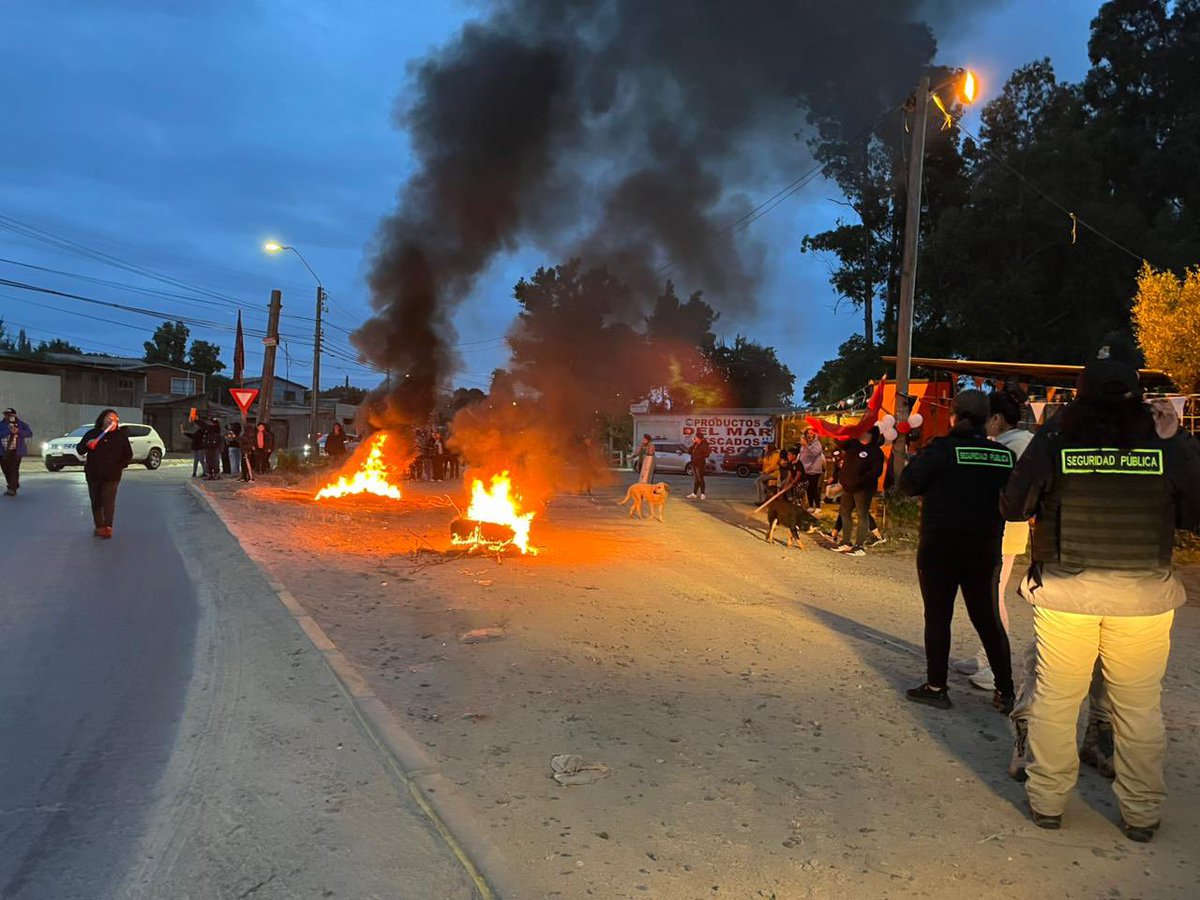 TVCONTIVISION's tweet image. #Constitución// familiares de pescadores desaparecidos, tras incidente entre #PAM #Cobra y la LM #Bruma, realizan protesta tras conocerse fecha de formalización, fijada para el 2026.