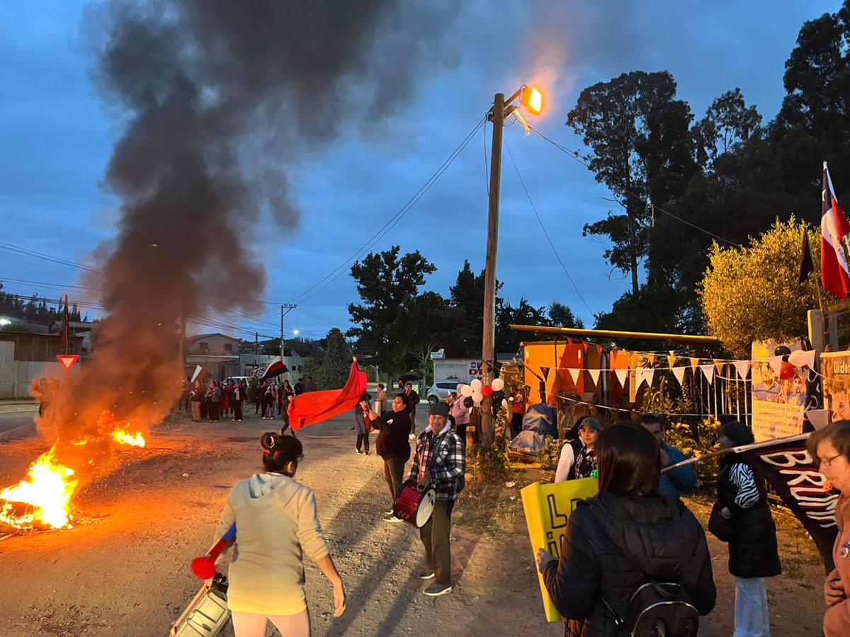 TVCONTIVISION's tweet image. #Constitución// familiares de pescadores desaparecidos, tras incidente entre #PAM #Cobra y la LM #Bruma, realizan protesta tras conocerse fecha de formalización, fijada para el 2026.